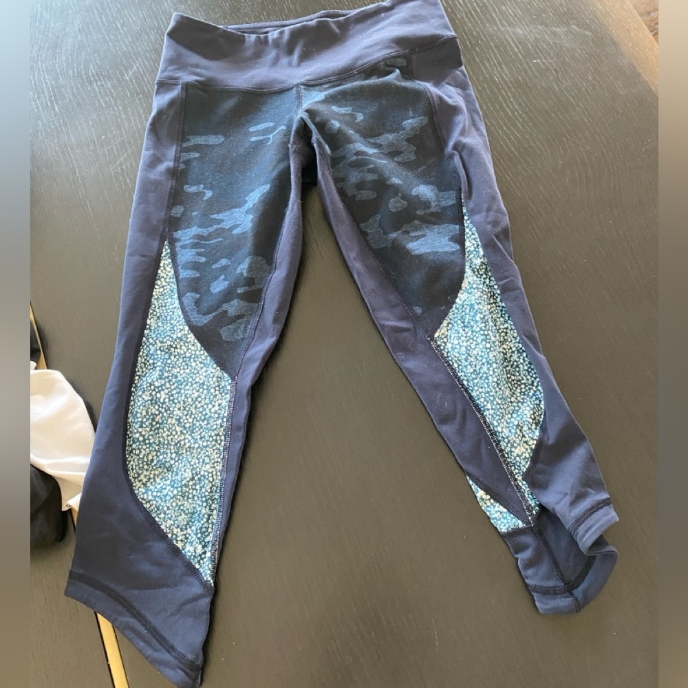 Lululemon women’s size 6 wunder under leggings.